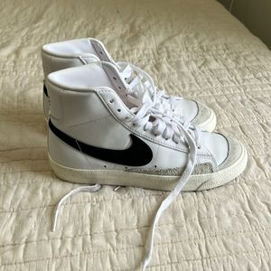 Nike Women’s Blazer Mid shoes